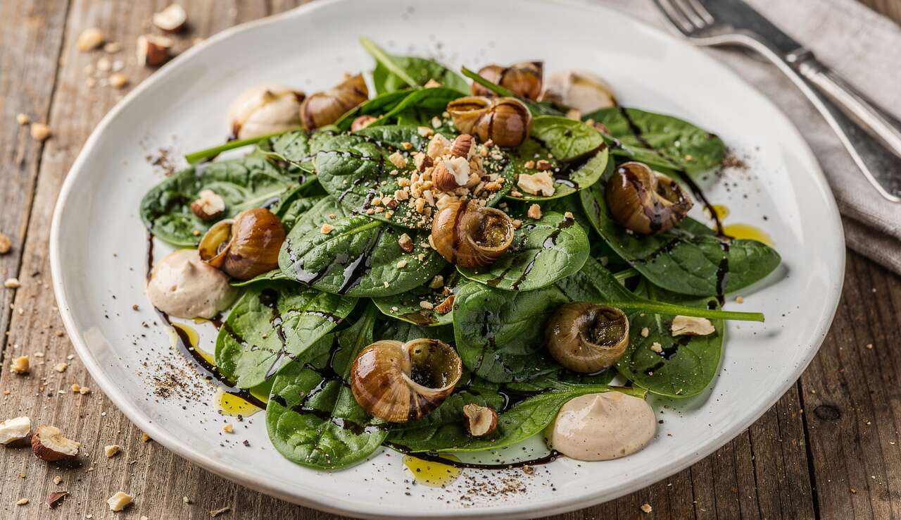 Salade d'épinards et escargots poêlés : une recette gourmande