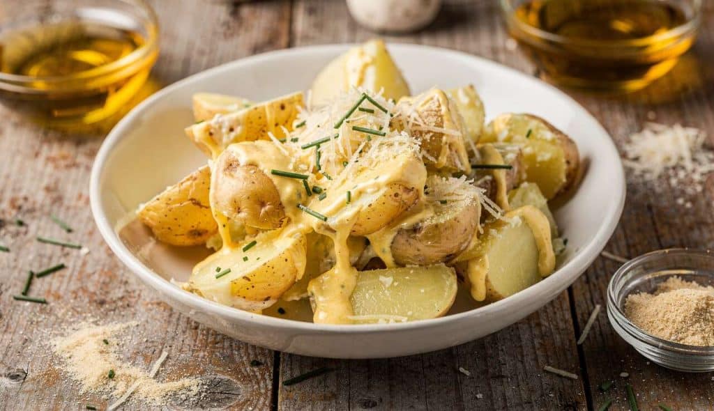 Salade de pommes de terre au parmesan : recette savoureuse et facile