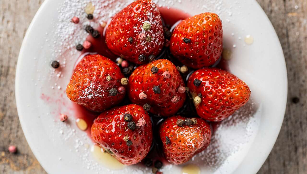 Recette de fraises au vin et aux deux poivres