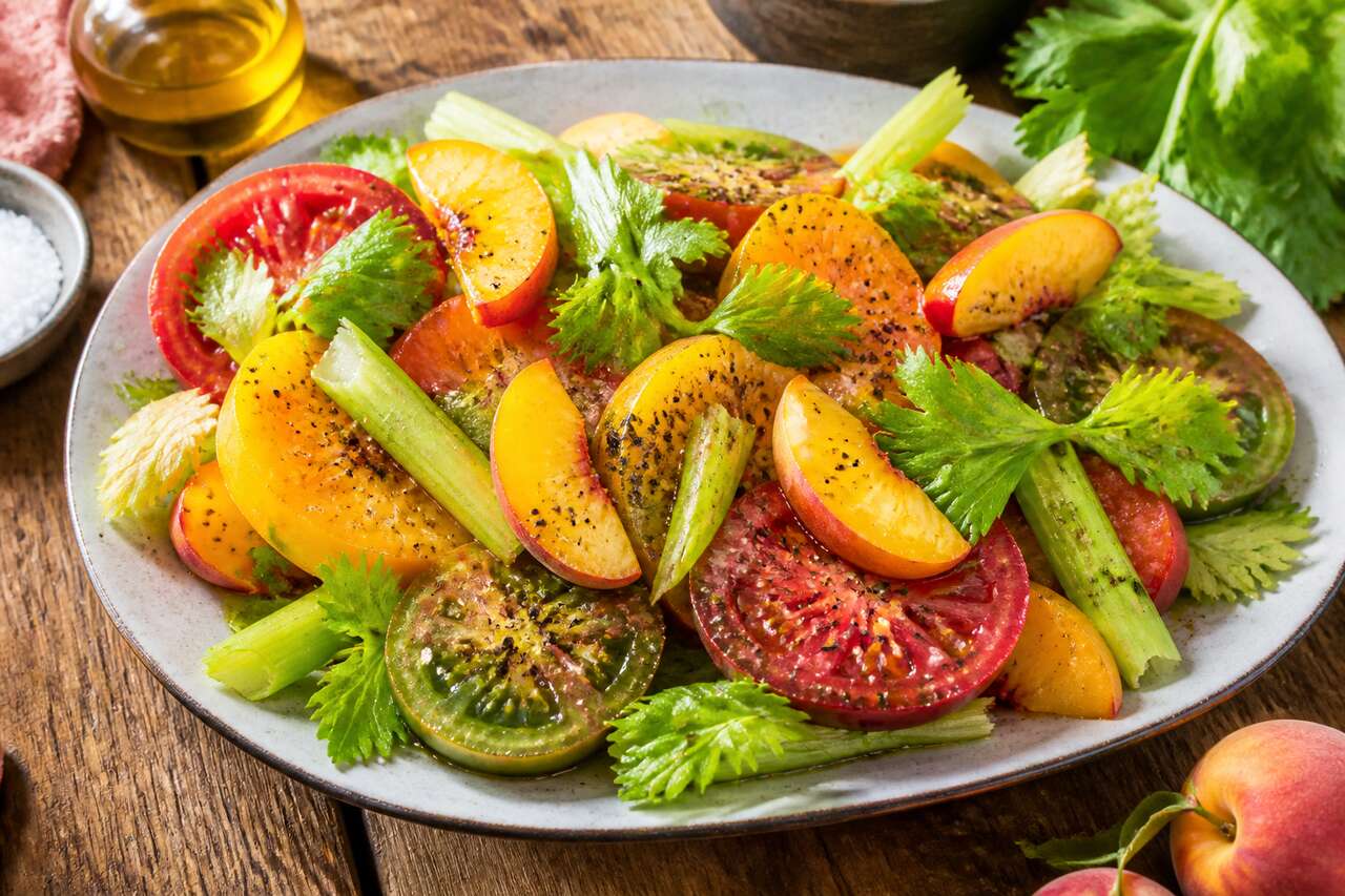Recette de salade de tomates aux pêches et au céleri branche